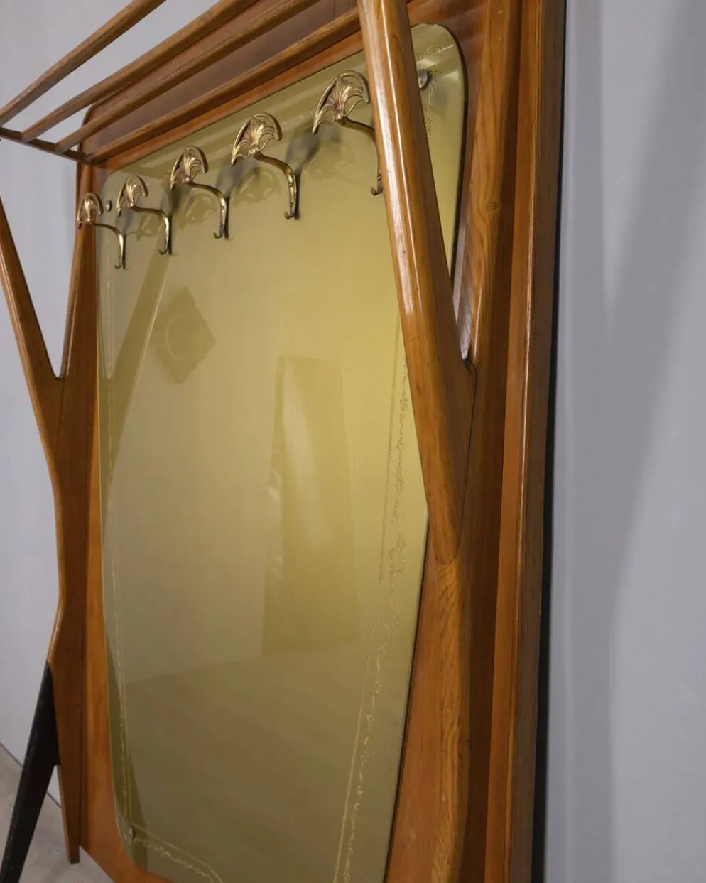 Porte-manteau en bois et verre décoré, Italie années 1950