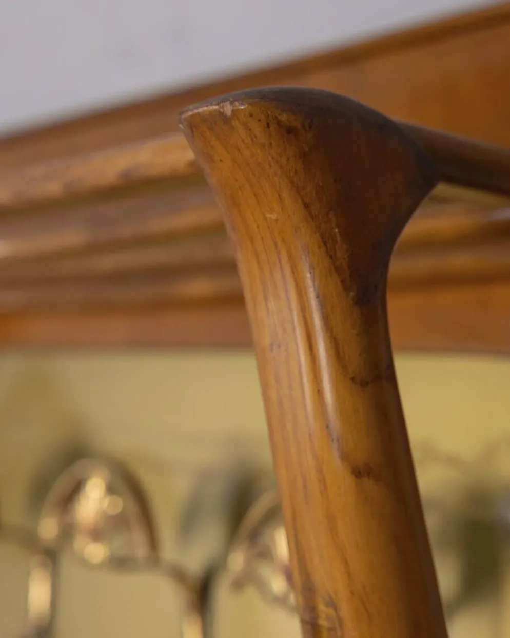 Porte-manteau en bois et verre décoré, Italie années 1950