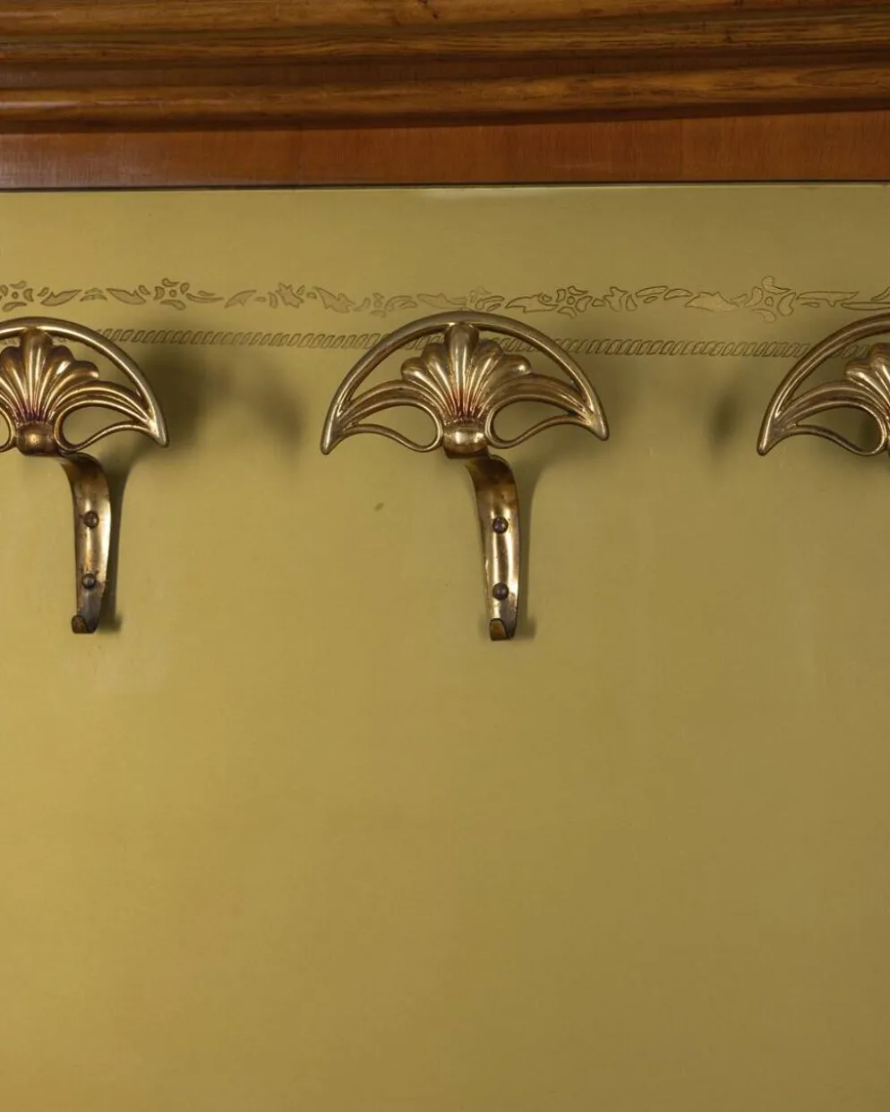 Porte-manteau en bois et verre décoré, Italie années 1950