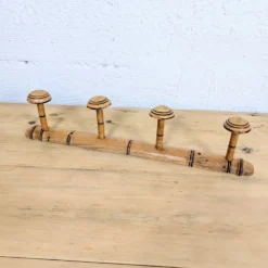 Porte-manteau en bois tourné