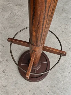 Porte-manteau en chêne massif autoportant d'un café viennois / années 1950