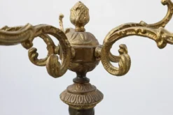 Porte-manteau en cuivre et marbre onyx de style Napoléon III, France, début du 20e siècle.