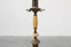 Porte-manteau en cuivre et marbre onyx de style Napoléon III, France, début du 20e siècle.