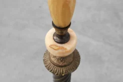 Porte-manteau en cuivre et marbre onyx de style Napoléon III, France, début du 20e siècle.