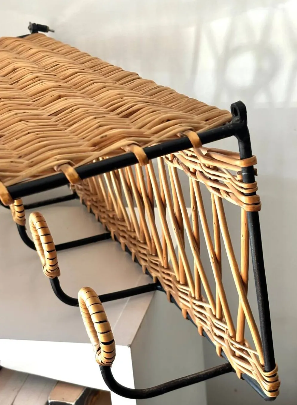 Porte manteau en fer et rotin Jacques Adnet 60s