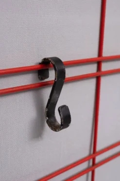 Porte-manteau en fil métallique rouge suspendu des années 1960, Hollande
