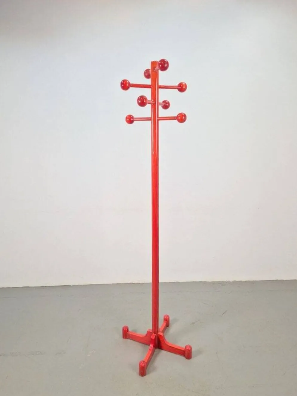Porte-manteau en hêtre teinté rouge postmoderne avec boules, Italie, années 1970
