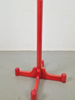 Porte-manteau en hêtre teinté rouge postmoderne avec boules, Italie, années 1970