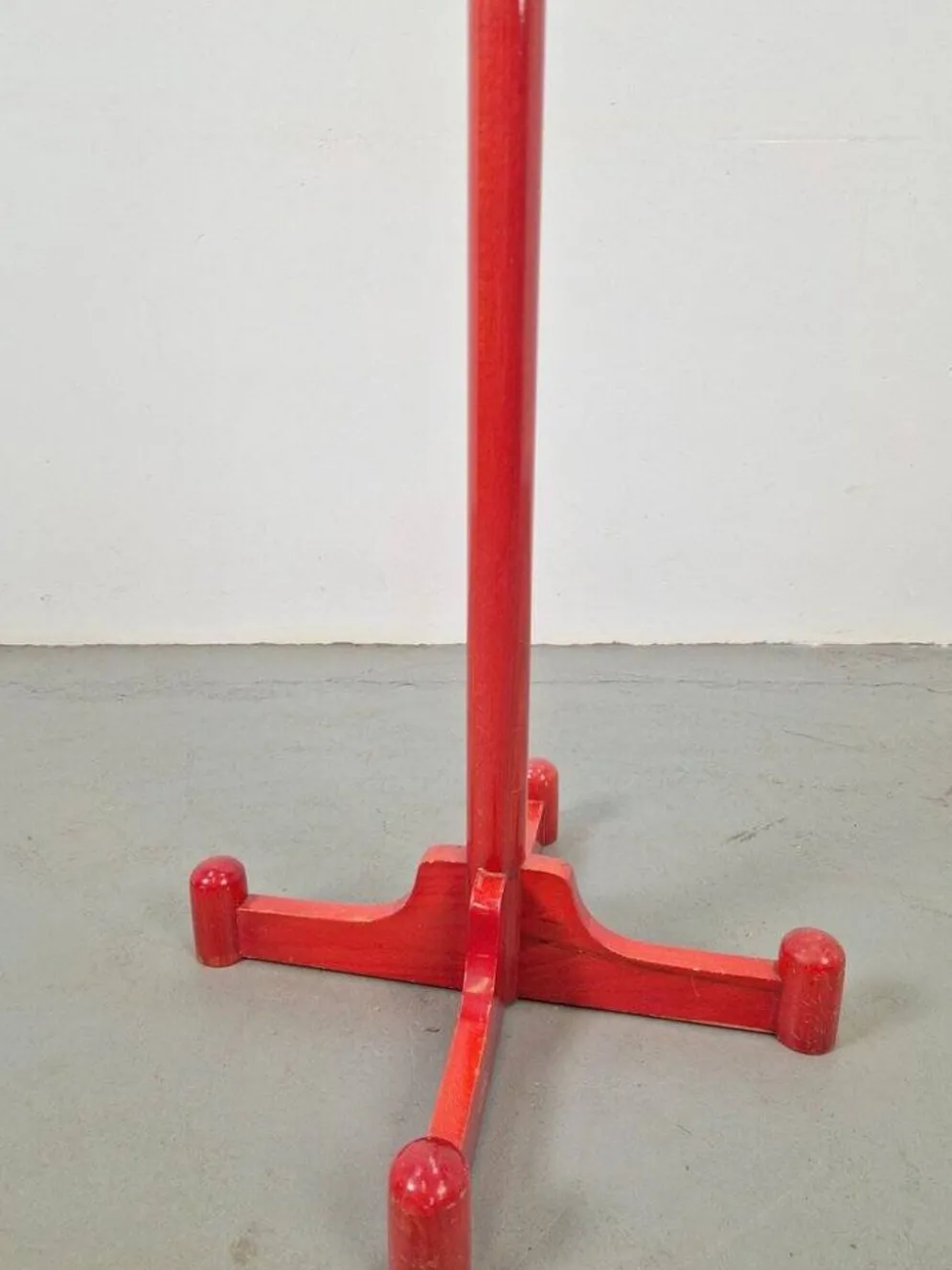 Porte-manteau en hêtre teinté rouge postmoderne avec boules, Italie, années 1970