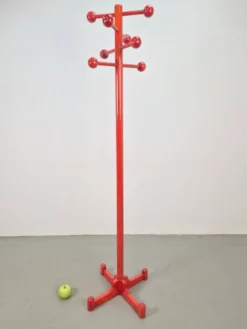 Porte-manteau en hêtre teinté rouge postmoderne avec boules, Italie, années 1970