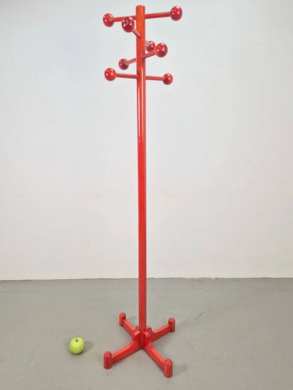 Porte-manteau en hêtre teinté rouge postmoderne avec boules, Italie, années 1970