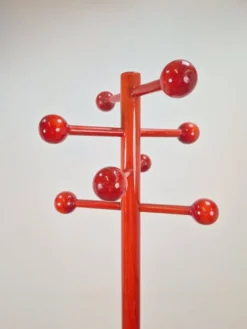 Porte-manteau en hêtre teinté rouge postmoderne avec boules, Italie, années 1970