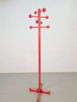 Porte-manteau en hêtre teinté rouge postmoderne avec boules, Italie, années 1970
