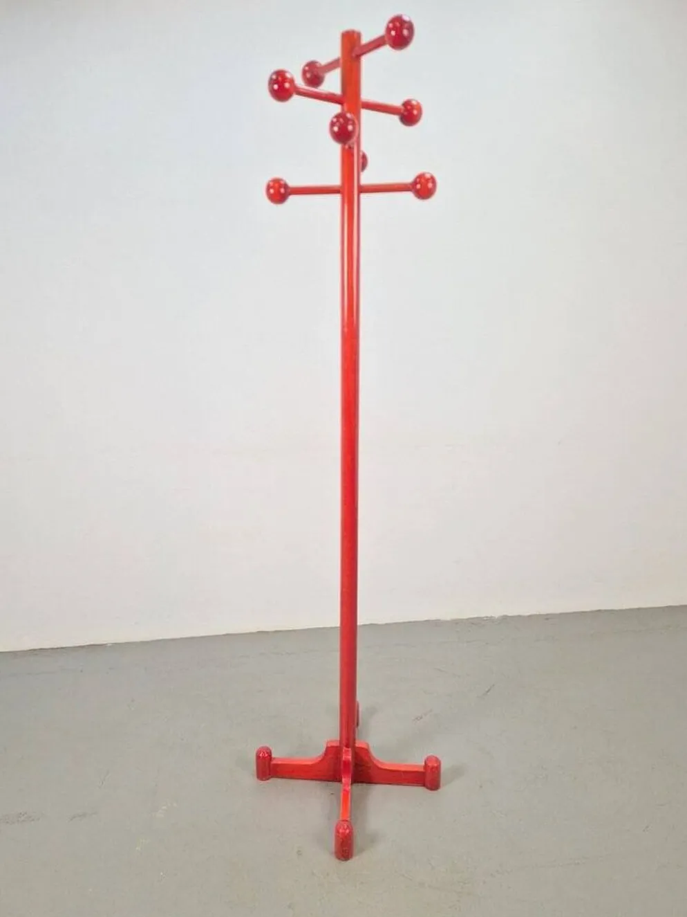 Porte-manteau en hêtre teinté rouge postmoderne avec boules, Italie, années 1970