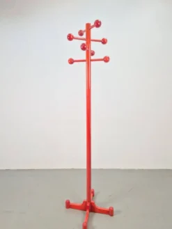 Porte-manteau en hêtre teinté rouge postmoderne avec boules, Italie, années 1970