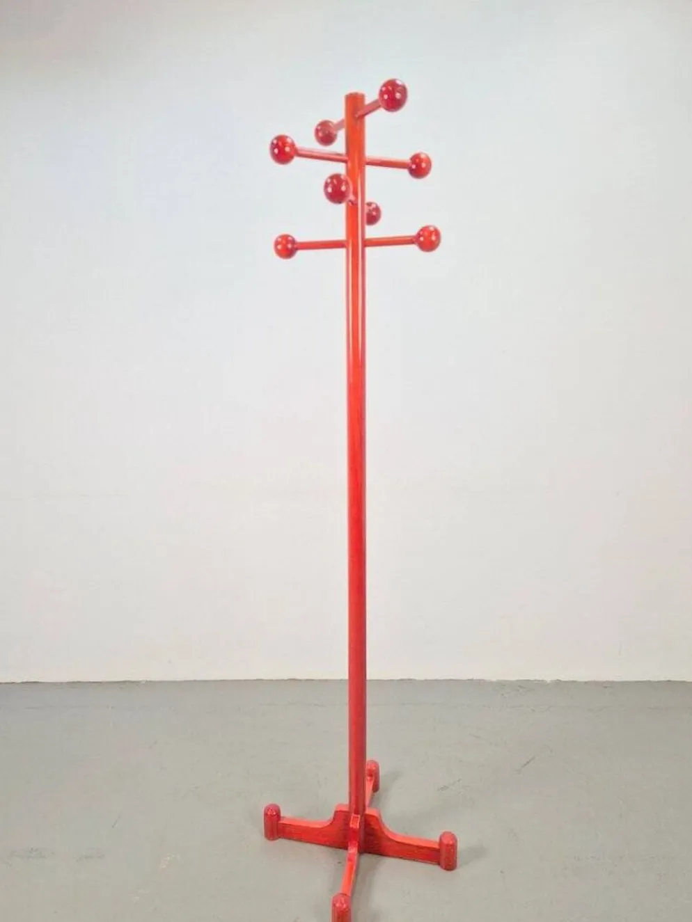 Porte-manteau en hêtre teinté rouge postmoderne avec boules, Italie, années 1970