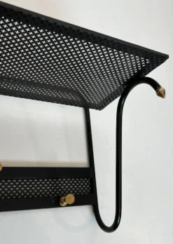 Porte-manteau en métal laqué noir, tôle perforée et laiton dans le goût de Mathieu Matégot