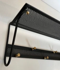 Porte-manteau en métal laqué noir, tôle perforée et laiton dans le goût de Mathieu Matégot