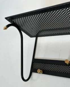 Porte-manteau en métal laqué noir, tôle perforée et laiton dans le goût de Mathieu Matégot