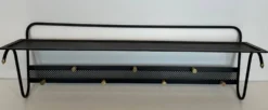 Porte-manteau en métal laqué noir, tôle perforée et laiton dans le goût de Mathieu Matégot