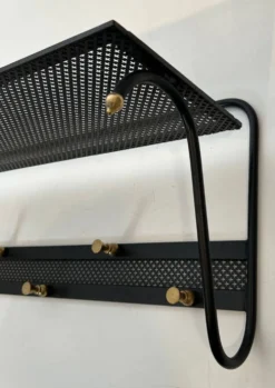 Porte-manteau en métal laqué noir, tôle perforée et laiton dans le goût de Mathieu Matégot
