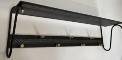 Porte-manteau en métal laqué noir, tôle perforée et laiton dans le goût de Mathieu Matégot