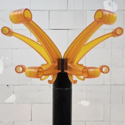 Porte-manteau en plastique orange de style italien des années spatiales vintage