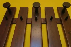 Porte-manteau et porte-chapeaux mural des années 1960, style milieu de siècle.