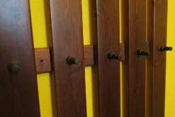 Porte-manteau et porte-chapeaux mural des années 1960, style milieu de siècle.