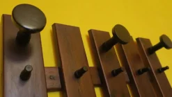 Porte-manteau et porte-chapeaux mural des années 1960, style milieu de siècle.
