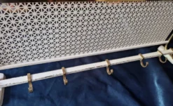 Porte-manteau et porte-chapeaux en laiton et métal perforé, années 1960