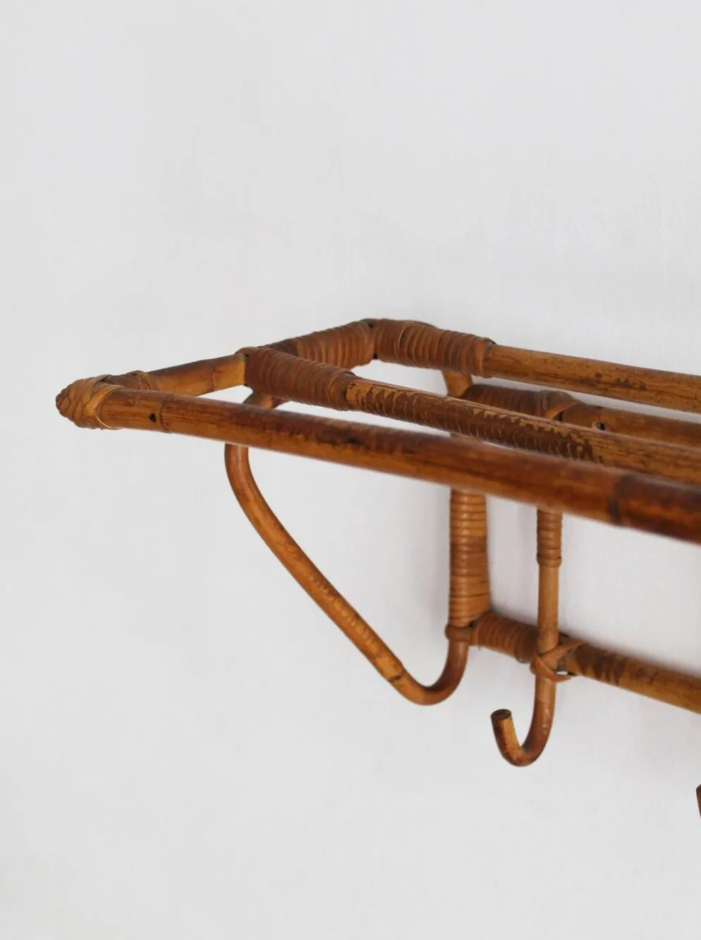 Porte-manteau et porte-chapeaux en rotin tchèque des années 1960, ÚLUV