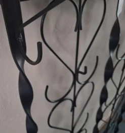 Porte-manteau et porte-chapeaux en fer forgé mural des années 1960.