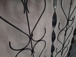 Porte-manteau et porte-chapeaux en fer forgé mural des années 1960.