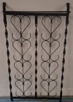 Porte-manteau et porte-chapeaux en fer forgé mural des années 1960.