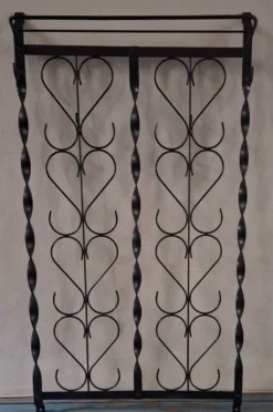 Porte-manteau et porte-chapeaux en fer forgé mural des années 1960.