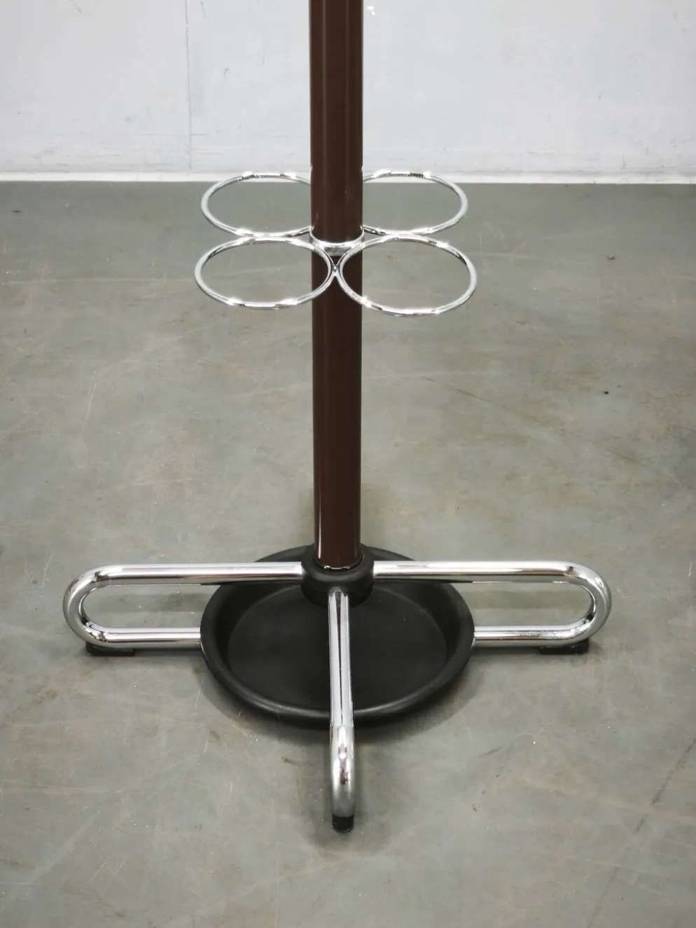 Porte-manteau et porte-parapluie en chrome de l'ère spatiale italienne des années 1970 par Cazzaro