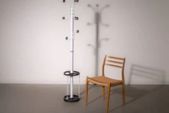 Porte-manteau moderniste