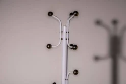 Porte-manteau moderniste