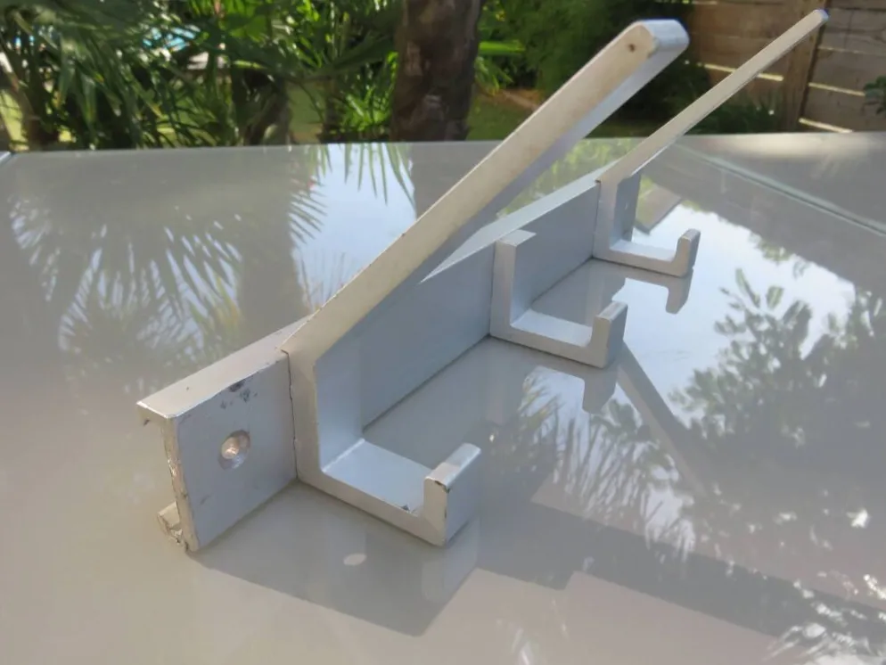 Porte manteau moderniste en aluminium années 70