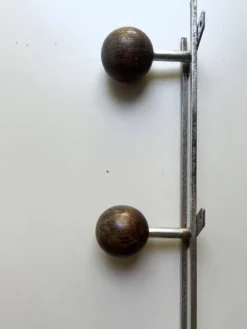 porte manteau moderniste en chrome et bois, design 1970