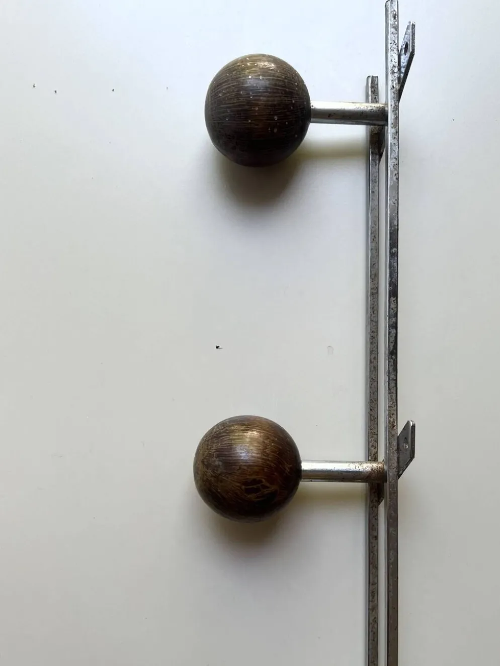 porte manteau moderniste en chrome et bois, design 1970