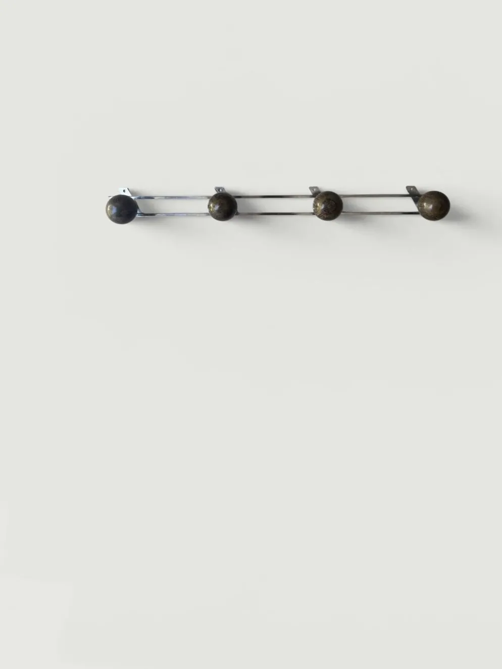 porte manteau moderniste en chrome et bois, design 1970