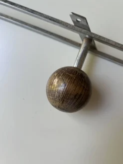 porte manteau moderniste en chrome et bois, design 1970