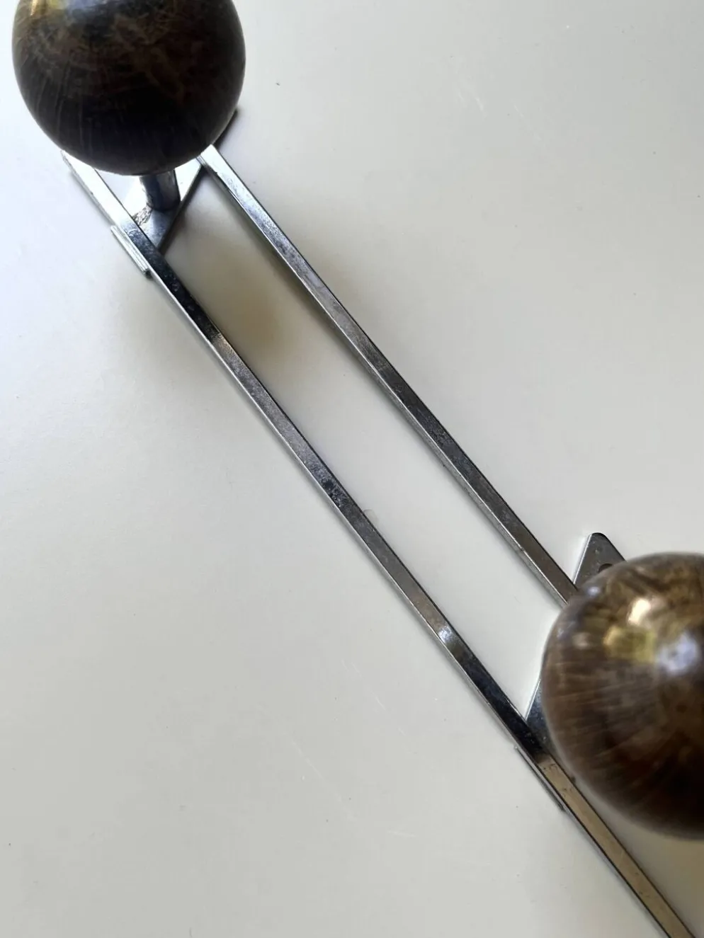 porte manteau moderniste en chrome et bois, design 1970