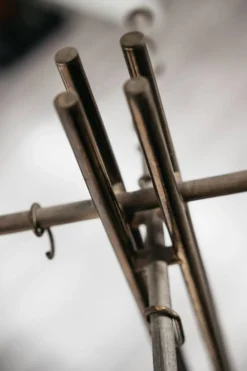 Porte-manteau moderniste en marbre et laiton Renato Zevi Metalarte
