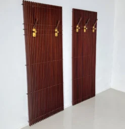 Porte-manteau modulable en bois et laiton, Italie, années 1950