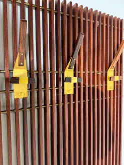Porte-manteau modulable en bois et laiton, Italie, années 1950