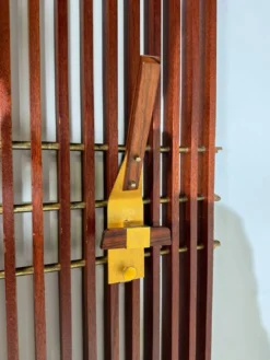Porte-manteau modulable en bois et laiton, Italie, années 1950