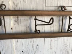 Porte-manteau mural antique en bois et fer marron, vers 1900, crochets pliants